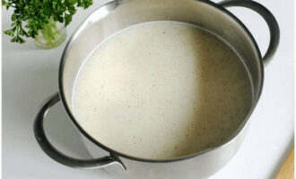 Överför purén till en större kastrull. Häll i buljong och grädde. Krydda med kryddor. Lägg den på brännaren och låt den koka upp.