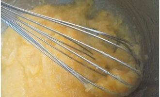 Sa isang kasirola, pagsamahin ang lemon juice, zest, egg yolks, asukal at almirol. Haluin at kumulo ng mga 5 minuto hanggang lumapot. Pagkatapos ay matunaw ang mantikilya dito. Masahin.
