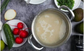 Tvätta riset väl och koka tills det är mjukt. Blanda sedan med dressing.