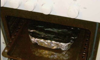 Bật lò nướng ở nhiệt độ 200°C. Bọc giấy bạc thật chặt. Nướng cá bơn trong 30 phút. Sau đó, bạn có thể cuộn giấy bạc và cho cá vào lò nướng cho đến khi mặt trên có màu vàng nâu.