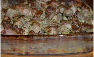 Encendre el forn a 200°C. Cobriu la safata amb un tros de paper d'alumini o una tapa i poseu-la al forn preescalfat durant 1 hora. 15-20 minuts abans d'acabar la cocció, traieu el paper d'alumini per obtenir una crosta daurada per sobre. Encendre el forn a 200°C. Cobriu la safata amb un tros de paper d'alumini o una tapa i poseu-la al forn preescalfat durant 1 hora. 15-20 minuts abans d'acabar la cocció, traieu el paper d'alumini per obtenir una crosta daurada per sobre.