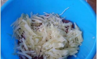 Suplimentăm carnea tocată cu o cantitate mică de varză opărită tocată. Acest lucru va face umplutura mai suculentă.