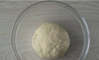 Och sedan knådar vi degen med händerna, bildar en klump och lägger den på hyllan i kylskåpet.