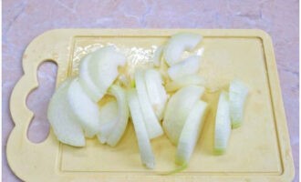Gọt vỏ hành tây và cắt thành nửa vòng mỏng.