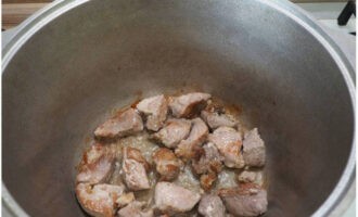 Iprito ang karne hanggang sa ginintuang kayumanggi sa loob ng halos 10 minuto.