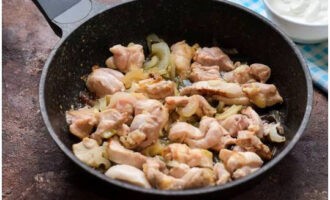 Stek lökhalvringarna i vegetabilisk olja i två minuter, tillsätt lårfilén och stek i ytterligare ca 4-5 minuter.