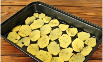 Condimenteu les llesques fines de patates amb sal i pebre, poseu-les en una capa al fons d'un plat ignífug recobert d'oli vegetal i amaniu-les amb la salsa preparada prèviament. Paral·lelament, talleu els tomàquets a rodanxes i la ceba a mitges. Condimenteu les llesques fines de patates amb sal i pebre, poseu-les en una capa al fons d'un plat ignífug recobert d'oli vegetal i amaniu-les amb la salsa preparada prèviament. Paral·lelament, talleu els tomàquets a rodanxes i la ceba a mitges.
