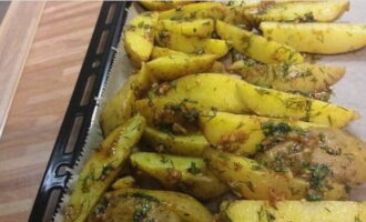 Bekleed een bakplaat met perkament en leg de aardappelen voorzichtig neer, bak 20 minuten op 190 graden.