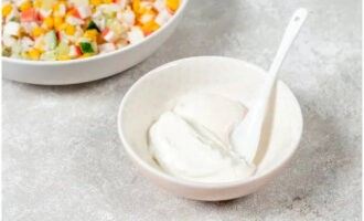 Sa isang hiwalay na mangkok, paghaluin ang dalawang kutsara ng kulay-gatas na may mayonesa at magdagdag ng kaunting asin sa kanila. Idagdag ang sarsa na ito sa salad at ihalo nang malumanay.