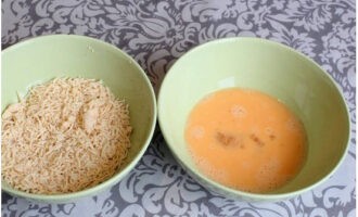Vispa ägg i en skål. Separat, tre ostar och blanda med ströbröd. Låt oss tillsätta lite salt.