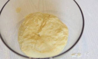 Nhào bột đồng nhất, cho vào tô đã phết bơ và để trong một giờ ở nơi ấm áp.