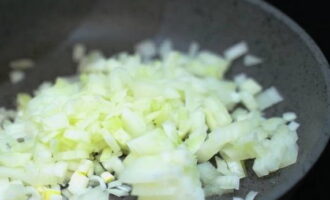 Hacka löken för fyllningen och stek den tills den är genomskinlig i vegetabilisk olja.