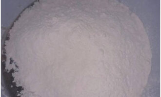 Rây bột mì với bột nở vào đây.