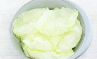 Dùng dao sắc cắt bỏ những phần dày của lá.