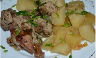 Col·loqueu les patates cuites i la carn al forn en una safata de forn en plats racionats, afegiu-hi les herbes i serviu calent. Bona gana! Col·loqueu les patates cuites i la carn al forn en una safata de forn en plats racionats, afegiu-hi les herbes i serviu calent. Bona gana!
