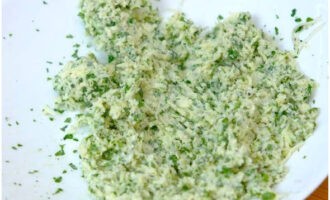 Combina la mantega suau amb els ingredients triturats. Condimentar amb espècies. És important no exagerar amb sal. El formatge pot estar salat; abans de posar-hi sal, tasteu el farcit.