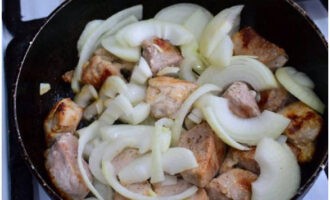 Cho hành tây vào chảo xào cùng thịt.