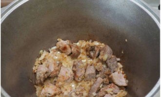 Naglalagay din kami ng mga sibuyas dito. Haluin at iprito hanggang sa mag browned ang sibuyas.