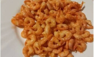 Leg de gebruinde zeevruchten op een bord.