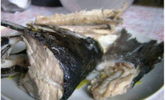 Scoateți oasele din peștele răcit și rupeți-l în bucăți.