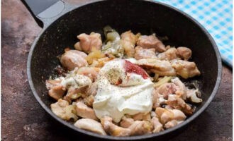 Strö de halvfärdiga ingredienserna med mjöl och smaka av med gräddfil, samt riven tomatpuré.