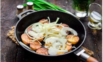 Voeg uien toe aan de gouden aardappelen.