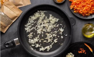 Värm vegetabilisk olja i en stekpanna med höga sidor och fräs löken.