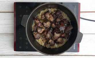 Lägg bitar av lamm till löken. Koka i ca 10-15 minuter, rör hela tiden.