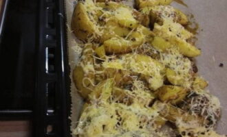 Nadat de tijd is verstreken, bestrooi je de plakjes met kaas en zet je ze nog eens 15 minuten in de oven.