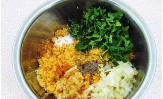 Thêm hành, tỏi, rau thơm, muối và gia vị vào cùi đậu xanh.