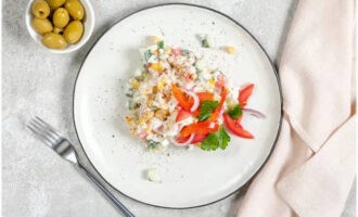 Ilagay ang inihandang crab salad na may kanin at mais sa refrigerator nang hindi bababa sa 1 oras. Pagkatapos ay ayusin sa mga bahagi na mangkok ng salad, palamutihan ayon sa gusto mo at ihain. Bon appetit!