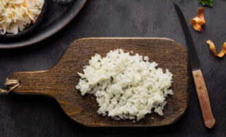Sau khi loại bỏ vỏ khỏi hành tây, cắt nhỏ. Chúng tôi cũng mở hộp đậu Hà Lan đóng hộp và chắt nước muối.