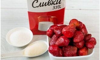 Mousse rất dễ chuẩn bị. Rửa quả mọng, chúng phải chín và không bị hư hại. Đổ nước lạnh lên gelatin và để gelatin nở ra.