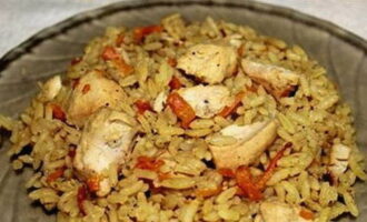 Dela den beredda kycklingpilaffen i Redmond-multikokaren i portionerade tallrikar och servera varm till lunch. Smaklig måltid!