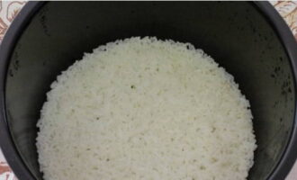 Sau khi có âm thanh, để cơm nóng thêm 10 - 15 phút, chỉ mở nắp sau khi hết thời gian.