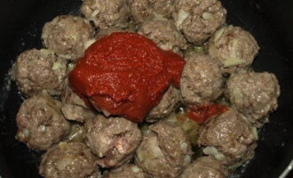 Thêm một muỗng canh bột cà chua.