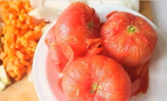 Painitin at alisan ng balat ang mga kamatis, gupitin ang pulp. Painitin at alisan ng balat ang mga kamatis, gupitin ang pulp.
