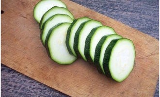 Skär zucchinin i nickel.
