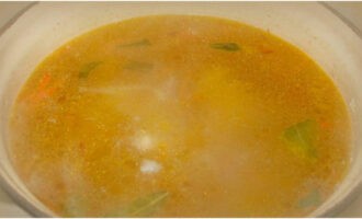 Chuyển thịt nướng vào súp. Nêm gia vị. Chúng tôi thêm vòng nguyệt quế theo ý của chúng tôi. Nấu thêm 5 phút nữa.