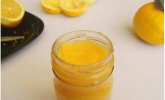 Ibuhos ang nagresultang timpla sa isang garapon at ilagay ito sa refrigerator sa loob ng ilang oras upang palamig.