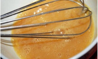 Efter att ha rört ihop äggen med sojasås, tillsätt en nypa salt. Fyll sautéblandningen med blandningen.