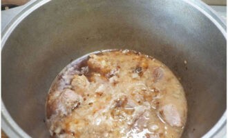 Punan ng tubig ang pagkain sa kaldero at pakuluan ng halos 30 minuto.