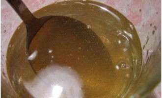 Se strecoară 500 ml. bulion și dizolvați în ea gelatina preumflată.
