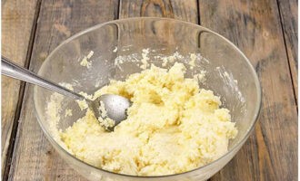 Voeg gesmolten boter toe aan de kaas.Zout (indien nodig). Meng grondig.