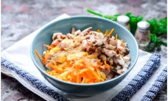 Tillsätt sedan steken och finhackad svamp, krydda med salt, granulerad vitlök och mald peppar – blanda.