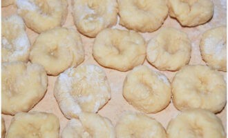 Vi placerar de halvfärdiga produkterna på snittet och gör en liten fördjupning i mitten med vårt finger.