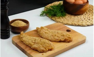 Isawsaw ang mga piraso sa mga itlog at pagkatapos ay i- bread ang mga ito sa breadcrumbs.
