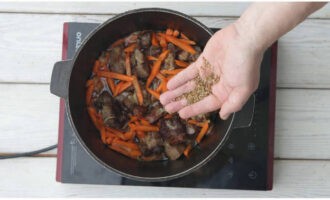 Tillsätt morötter, krossad spiskummin, koriander och berberis. Salt att smaka. Stek i ca 10 minuter.