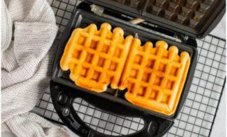 We sluiten het elektrische apparaat aan. Leg het deeg op het verwarmde oppervlak. Kook de wafels na het sluiten nog 5-10 minuten. De tijdskosten zijn afhankelijk van de kracht van de apparatuur. Controleer na 5 minuten de gereedheid. De wafels moeten aan de buitenkant goudbruin zijn en aan de binnenkant goed gebakken. We sluiten het elektrische apparaat aan. Leg het deeg op het verwarmde oppervlak. Kook de wafels na het sluiten nog 5-10 minuten. De tijdskosten zijn afhankelijk van de kracht van de apparatuur. Controleer na 5 minuten de gereedheid. De wafels moeten aan de buitenkant goudbruin zijn en aan de binnenkant goed gebakken.