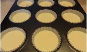 Introduïu gots de paper en un motlle de magdalena metàl·lic i ompliu-los ⅔ plens. Posar al forn calent a 180 °C i coure durant 25 minuts. Perforem els productes de forn acabats amb un escuradents per comprovar si la massa està cuita.